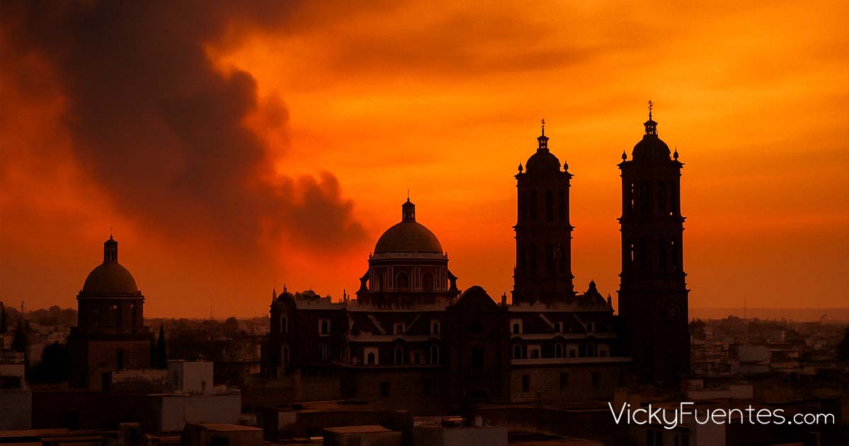 Cielo naranja en Puebla por incendios forestales y contaminación atmosférica