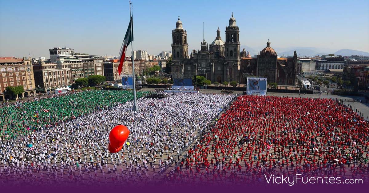 Clase Nacional de Boxeo reúne a miles en el Zócalo con enlace a todo México