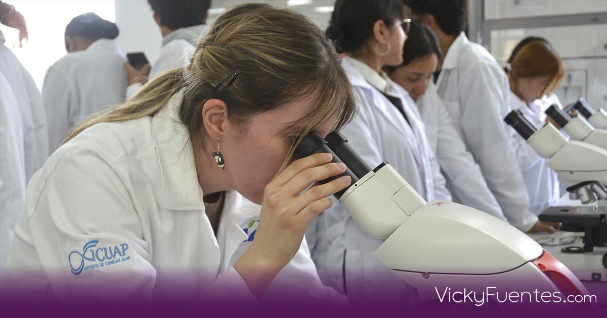 BUAP equipa multilaboratorios de CU2 con 50 microscopios para formación científica