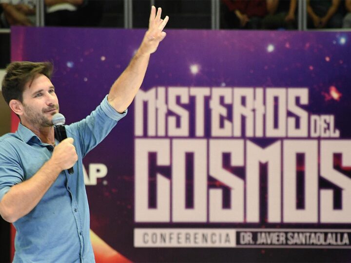 Javier Santaolalla revela los secretos del universo en conferencia por aniversario de la FCFM BUAP