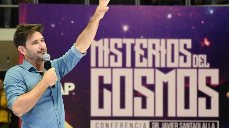 Javier Santaolalla revela los secretos del universo en conferencia por aniversario de la FCFM BUAP