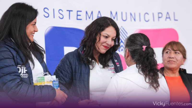 Lupita Cuautle impulsa el autocuidado con entrega de kits de salud en San Andrés Cholula