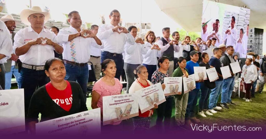 Apoyos al campo y obras comunitarias en la Mixteca poblana