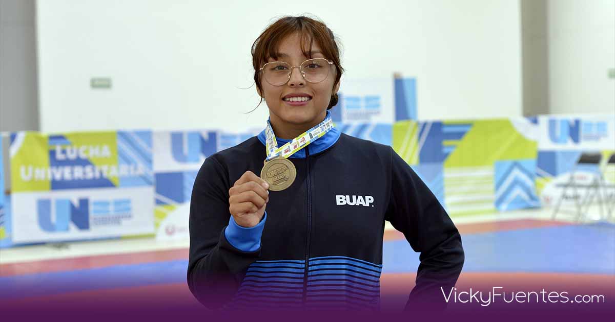 Evelyn Sotarriba se corona tricampeona de lucha universitaria en la Universiada Nacional 2025