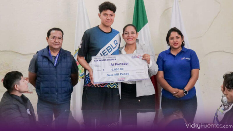 Lupita Cuautle entrega becas a talentos deportivos en San Andrés Cholula
