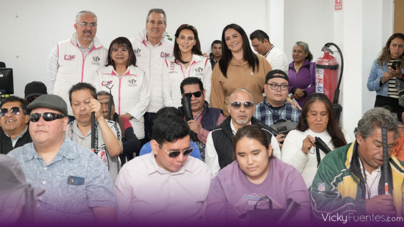 Pepe Chedraui y MariElise Budib entregan bastones guía a personas con discapacidad visual en Puebla