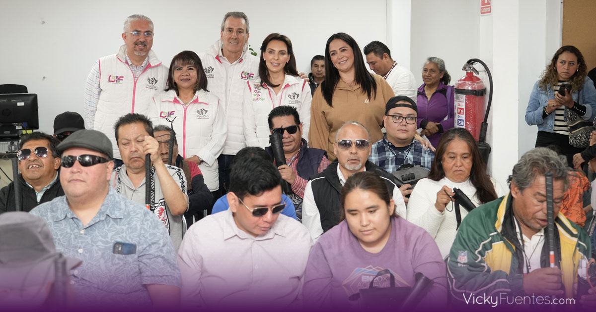 Pepe Chedraui y MariElise Budib entregan bastones guía a personas con discapacidad visual en Puebla