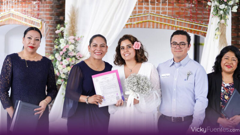 Lupita Cuautle celebra bodas gratuitas y da certeza legal a 32 parejas en San Andrés Cholula