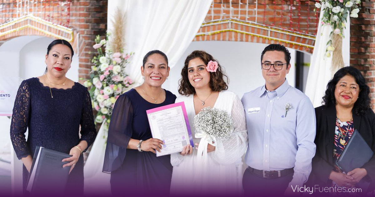 Lupita Cuautle celebra bodas gratuitas y da certeza legal a 32 parejas en San Andrés Cholula