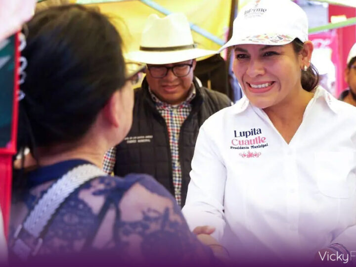 Guadalupe Cuautle escucha a vecinos en recorridos por San Andrés Cholula