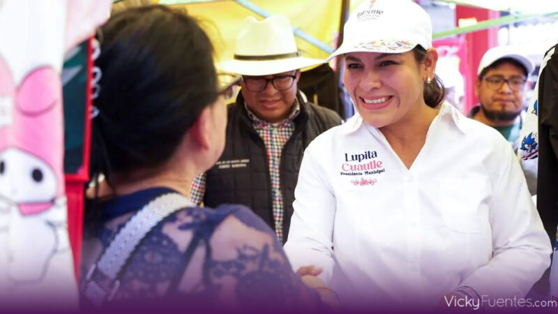 Guadalupe Cuautle escucha a vecinos en recorridos por San Andrés Cholula