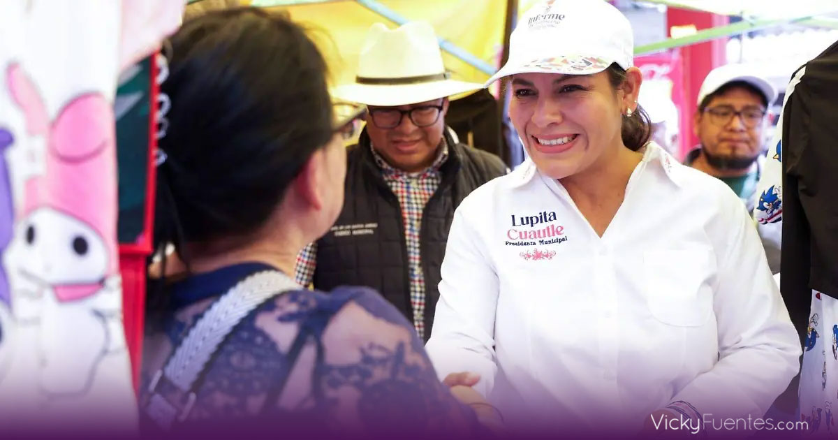 Guadalupe Cuautle escucha a vecinos en recorridos por San Andrés Cholula