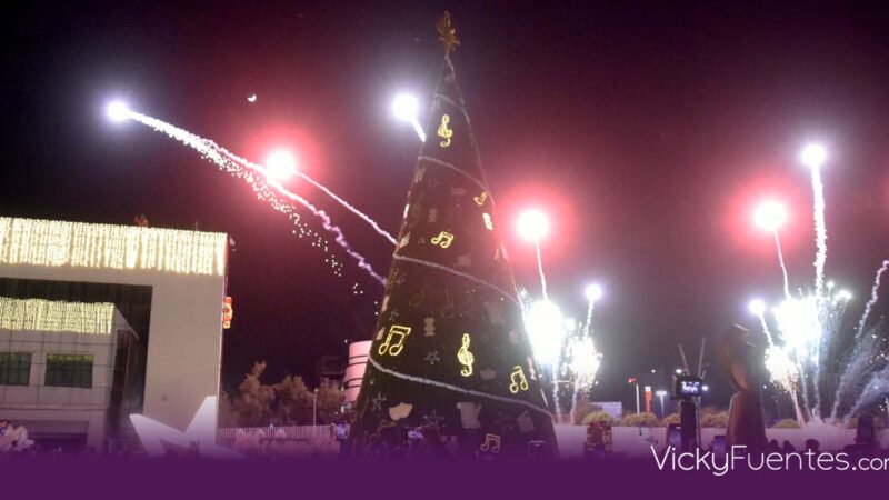 Lilia Cedillo enciende el monumental árbol de Navidad de la BUAP en el CCU