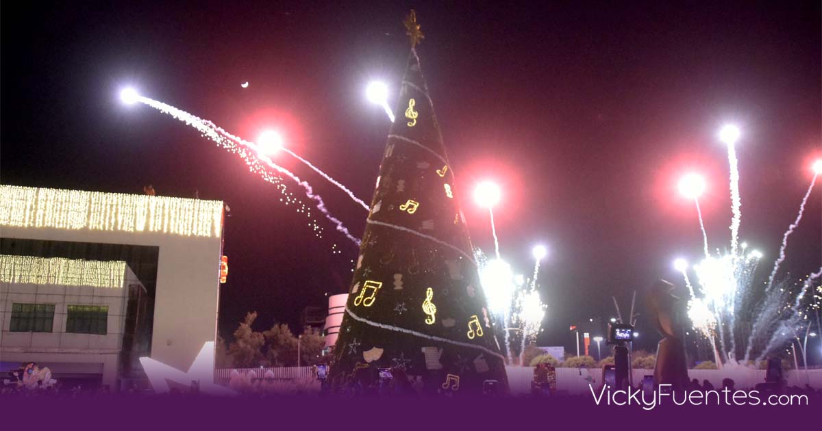 Lilia Cedillo enciende el monumental árbol de Navidad de la BUAP en el CCU