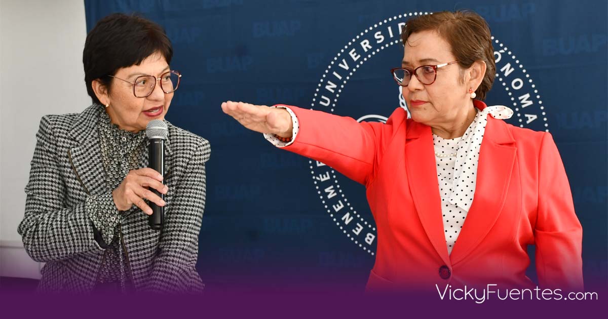 Lilia Cedillo toma protesta a Irma García como nueva directora de la Preparatoria 2 de Octubre de 1968