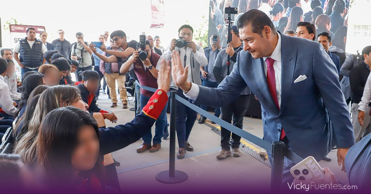 Puebla refuerza educación digital con entrega de 79 mil Becas de Conectividad