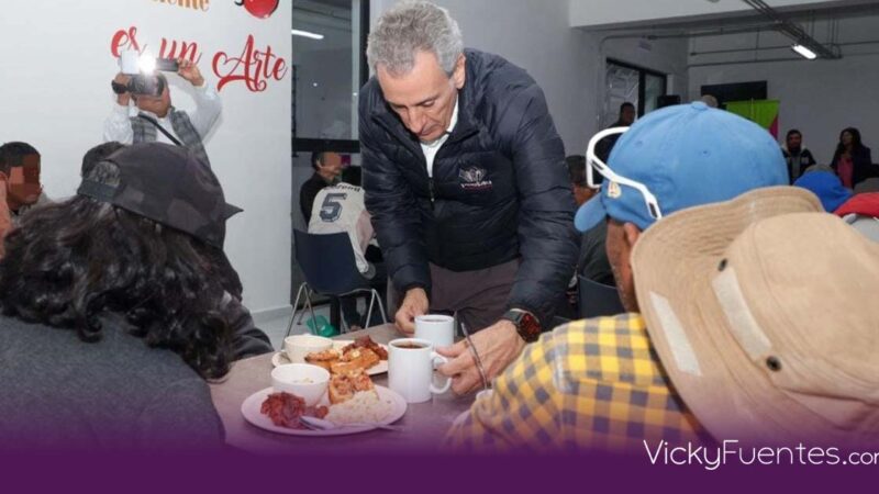Pepe Chedraui y MariElise Budib encabezan cena navideña en el dormitorio municipal de Puebla