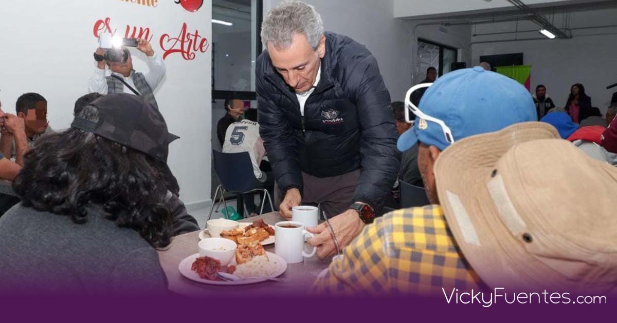 Pepe Chedraui y MariElise Budib encabezan cena navideña en el dormitorio municipal de Puebla