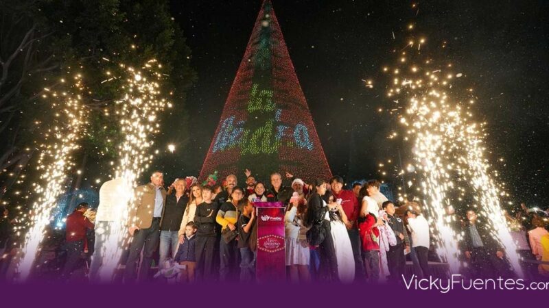 Pepe Chedraui enciende el árbol navideño e ilumina Puebla con 4,200 adornos