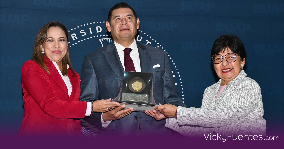 BUAP reconoce al gobernador Alejandro Armenta como exalumno destacado