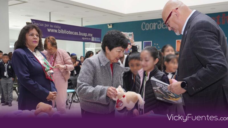Lilia Cedillo encabeza la entrega de libros y peluches a niños de Totimehuacán