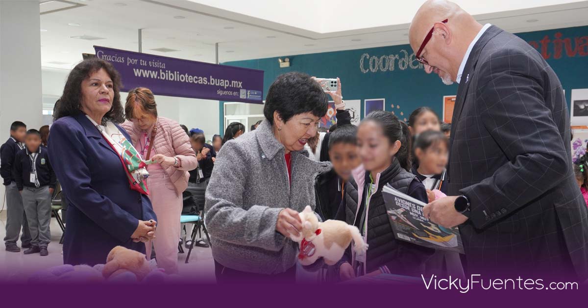 Lilia Cedillo encabeza la entrega de libros y peluches a niños de Totimehuacán