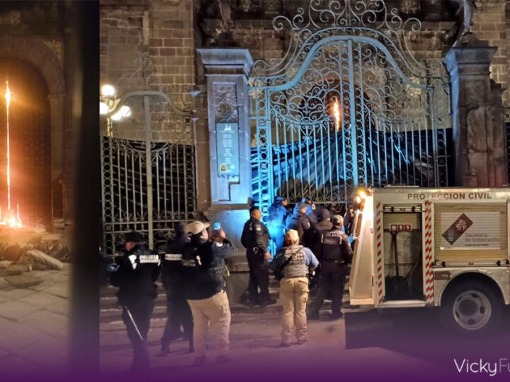 Protección Civil y Bomberos controlan incendio en la puerta norte de la Catedral de Puebla