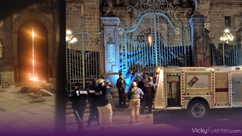 Protección Civil y Bomberos controlan incendio en la puerta norte de la Catedral de Puebla