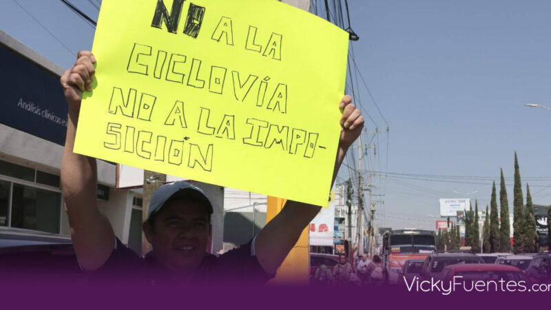 Vecinos y comerciantes protestan contra la nueva ciclovía en la Calzada Zavaleta de Puebla