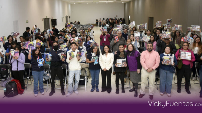 BUAP y FCE impulsan la lectura: entregan 57 paquetes de libros a estudiantes de preparatoria