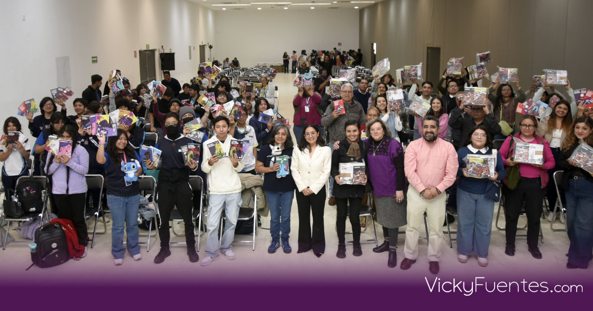 BUAP y FCE impulsan la lectura: entregan 57 paquetes de libros a estudiantes de preparatoria