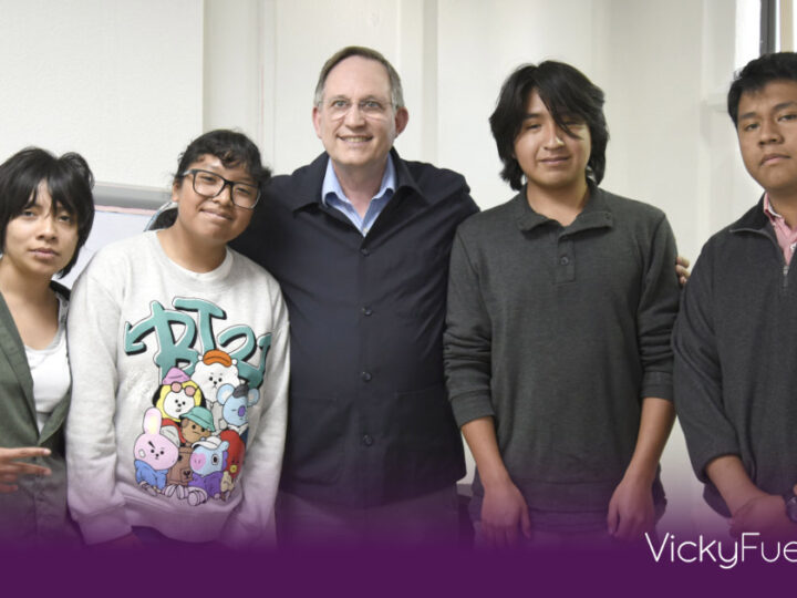 Pedro Ángel Palou comparte su trayectoria literaria con estudiantes de la BUAP