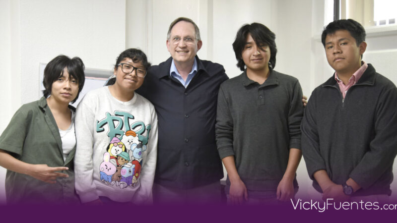 Pedro Ángel Palou comparte su trayectoria literaria con estudiantes de la BUAP