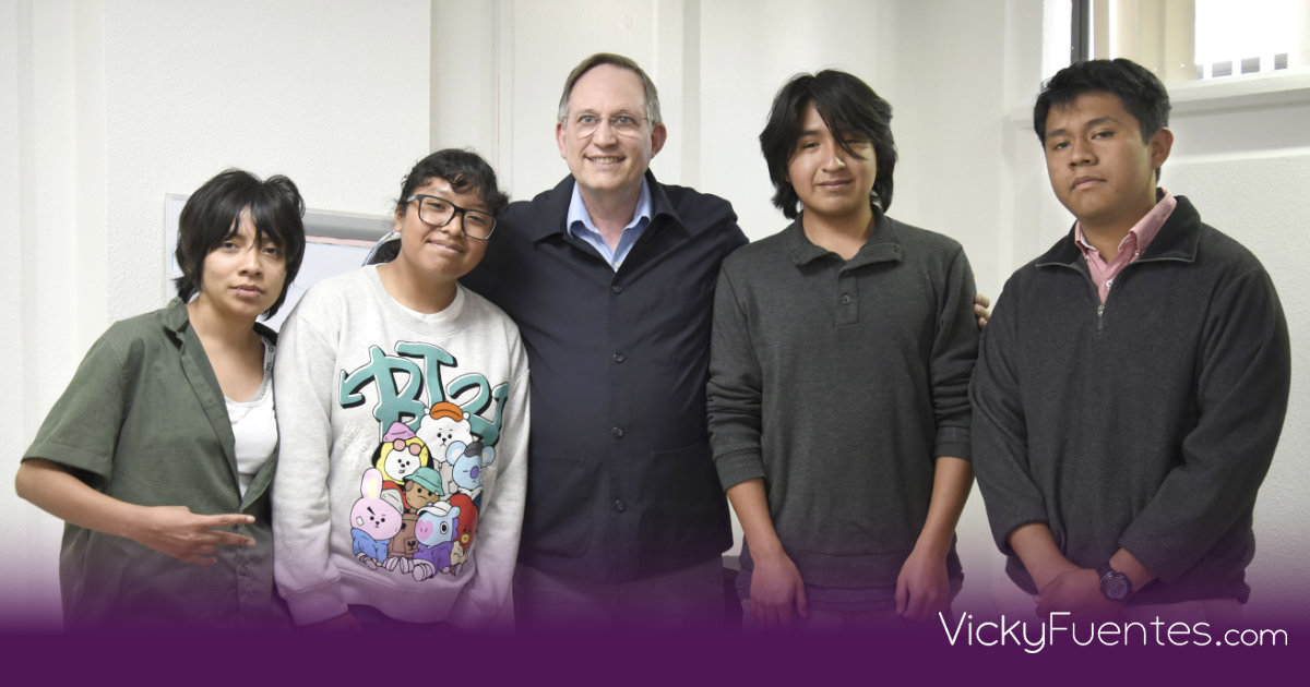 Pedro Ángel Palou comparte su trayectoria literaria con estudiantes de la BUAP