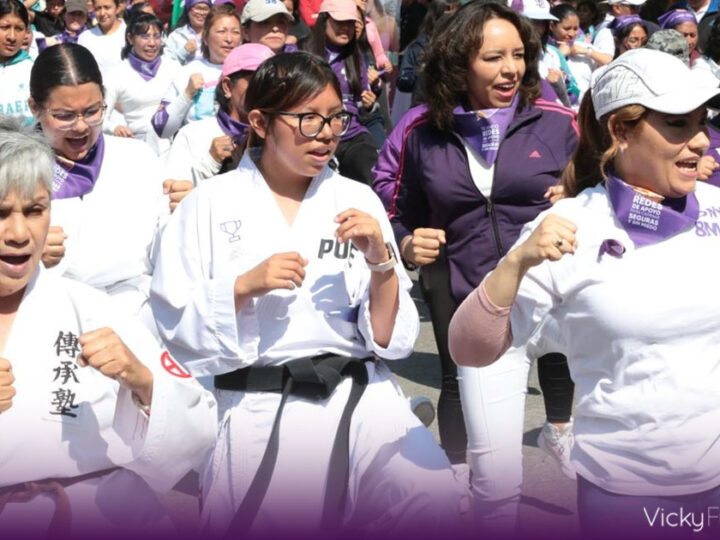 Clase masiva de karate fortalece defensa personal y unión entre mujeres en Puebla