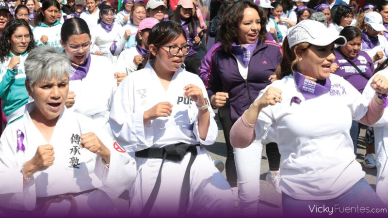 Clase masiva de karate fortalece defensa personal y unión entre mujeres en Puebla
