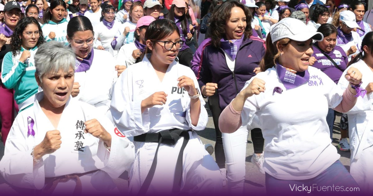 Clase masiva de karate fortalece defensa personal y unión entre mujeres en Puebla