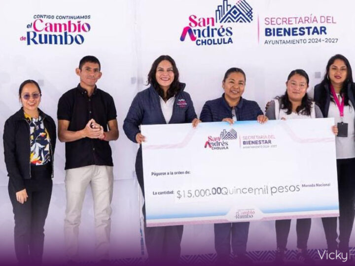 Lupita Cuautle entrega apoyos económicos a escuelas de San Andrés Cholula