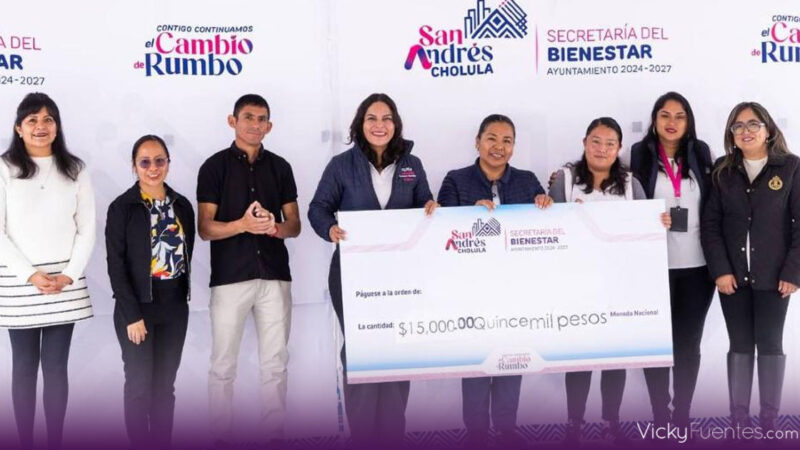 Lupita Cuautle entrega apoyos económicos a escuelas de San Andrés Cholula