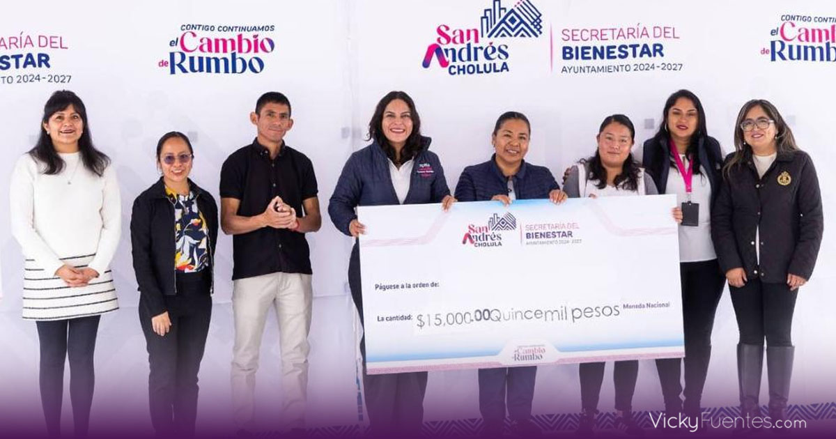 Lupita Cuautle entrega apoyos económicos a escuelas de San Andrés Cholula