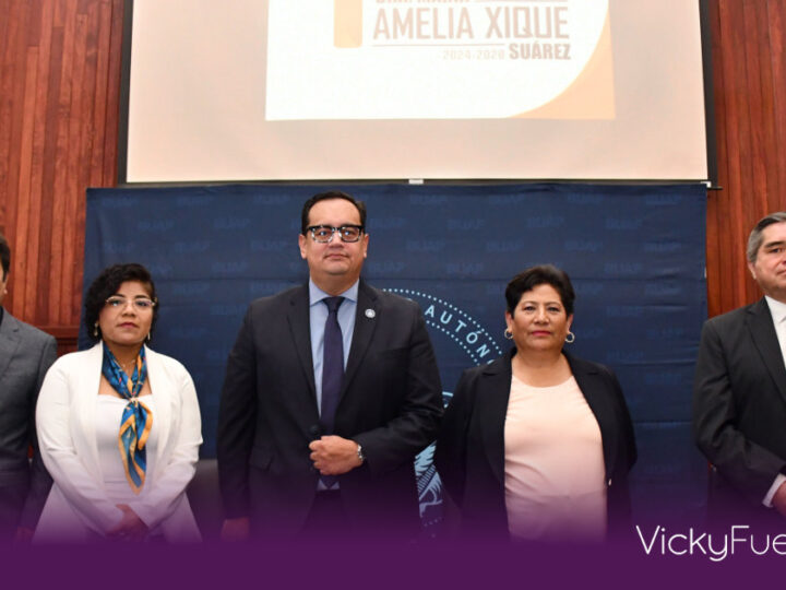 María Amelia Xique Suárez rinde primer informe en la Facultad de Lenguas de la BUAP e inaugura mural