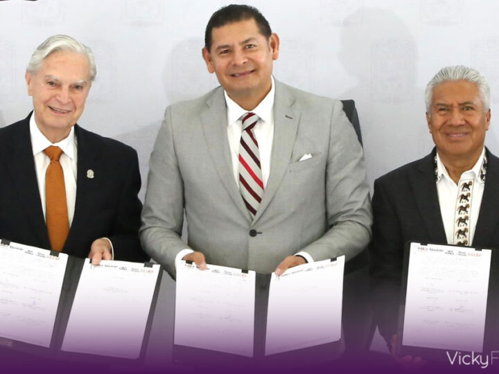 SEP y UDLAP acuerdan becas de maestría para 300 docentes en Puebla