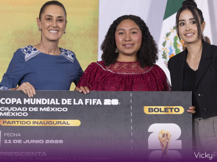 Claudia Sheinbaum dona boleto inaugural del Mundial 2026 a joven indígena de Veracruz