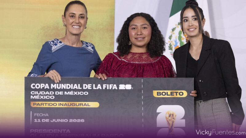 Claudia Sheinbaum dona boleto inaugural del Mundial 2026 a joven indígena de Veracruz