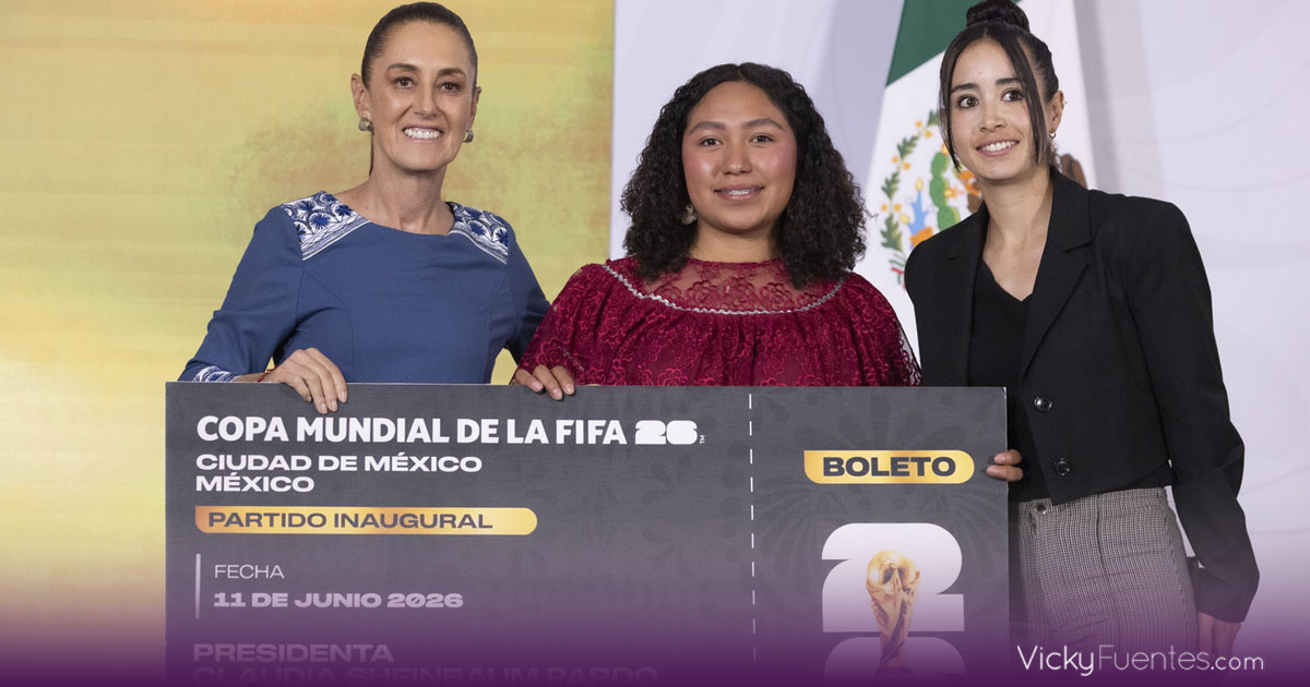 Claudia Sheinbaum dona boleto inaugural del Mundial 2026 a joven indígena de Veracruz