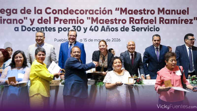 La SEP de Puebla entrega reconocimientos a mil 869 docentes por trayectoria educativa