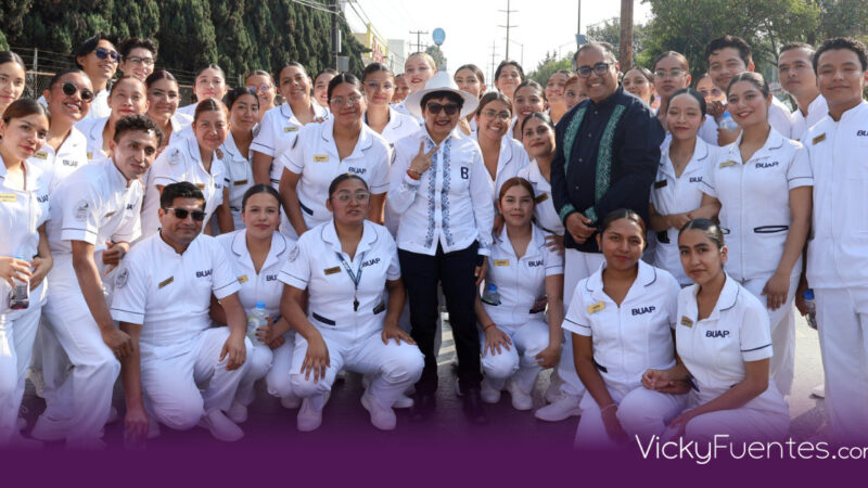 La rectora Lilia Cedillo encabeza al contingente de la BUAP en el desfile del 5 de Mayo