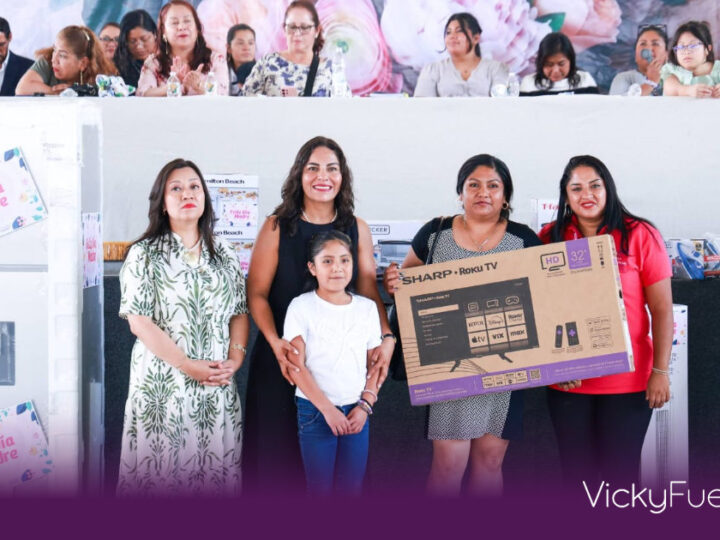 Lupita Cuautle encabeza entrega de obsequios a madres en San Andrés Cholula