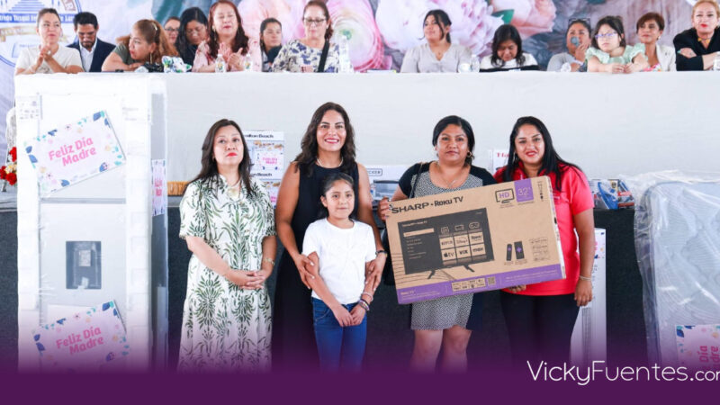 Lupita Cuautle encabeza entrega de obsequios a madres en San Andrés Cholula