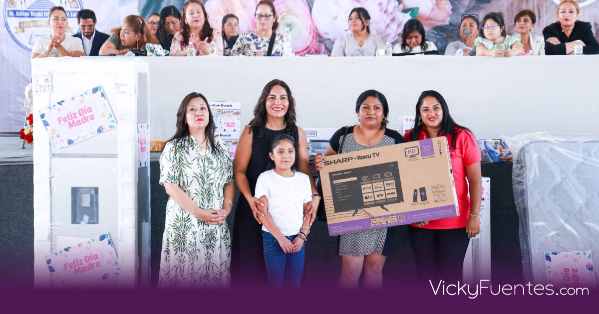 Lupita Cuautle encabeza entrega de obsequios a madres en San Andrés Cholula